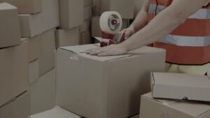 出荷前の段ボールを梱包する作業