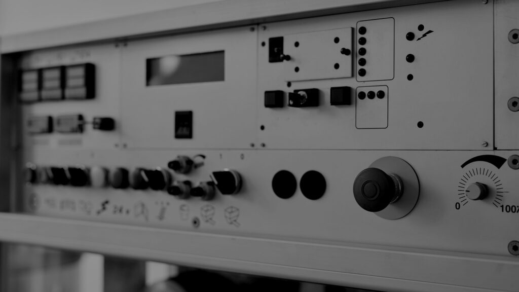 工場の機械の操作盤
