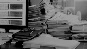 事務所の机に積まれた書類の山
