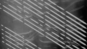 ブラインド越しの光がつくる斜めの縞